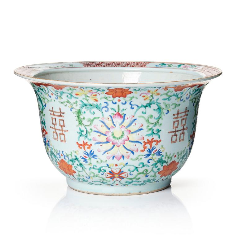 A large famille rose flower pot, late Qing dynasty, 19th Century.