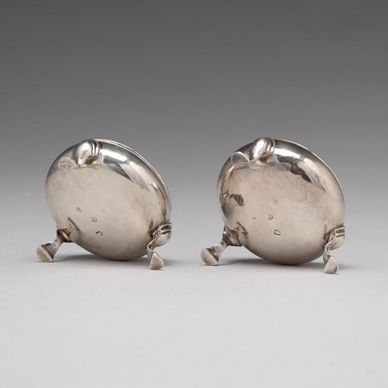 A pair of English 18th century parcel-gilt silver salt-cellars, unidentifyed mark (Grimwade #3688, 3689), London 1764.