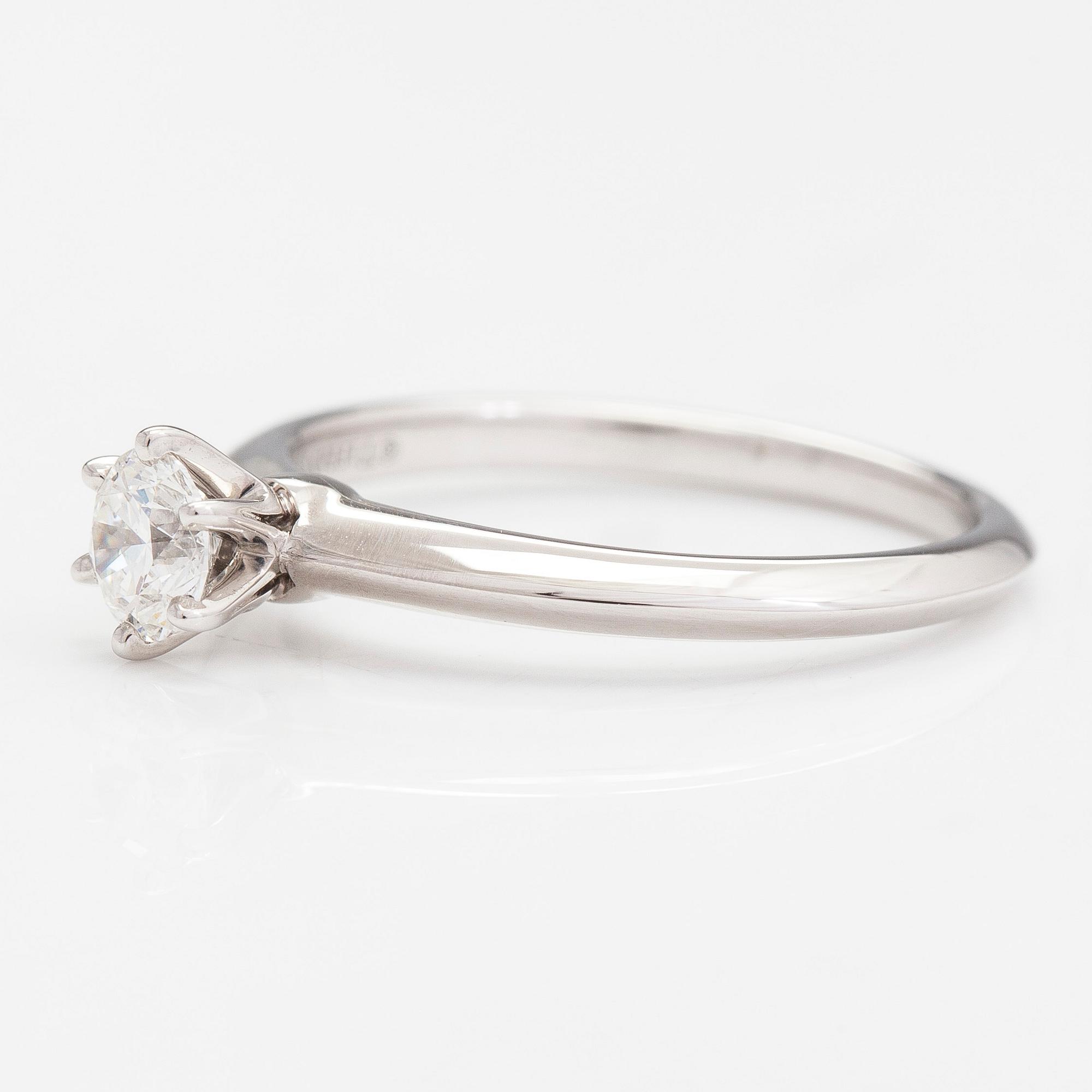 Tiffany & Co, Ring, platina med briljantslipad diamant 0.38 ct. Med certifikat.