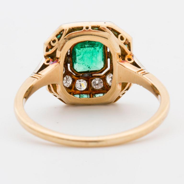 Ring with step-cut emerald and old-cut diamonds ca 0.42 cts.