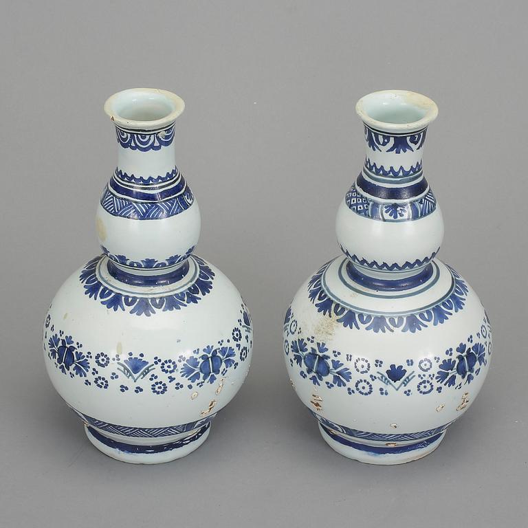 VASER, ett par, fajans, sannolikt Holland, 1700-/1800-tal.
