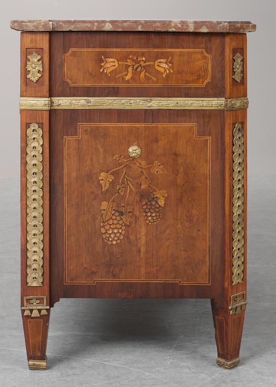 A Gustavian commode.