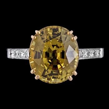 1061. A yellow chrysoberyll and brilliant cut diamond ring, tot. app. 0.20 cts.