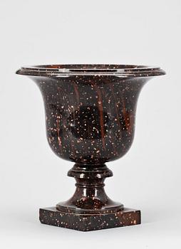 URNA, porfyr, Älvdalen, 1800-talets första hälft.
