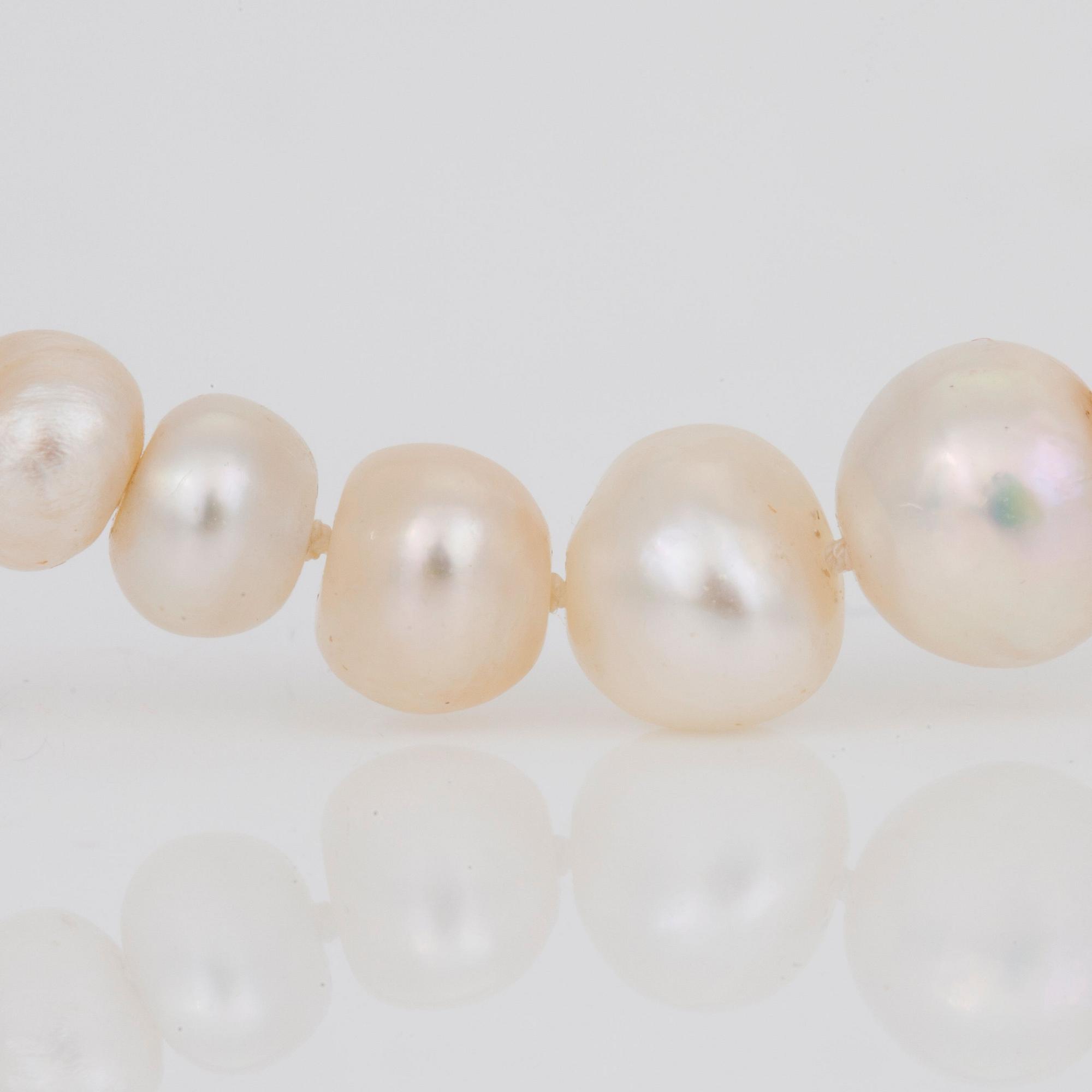 PÄRLCOLLIER med troligen orientaliska pärlor.