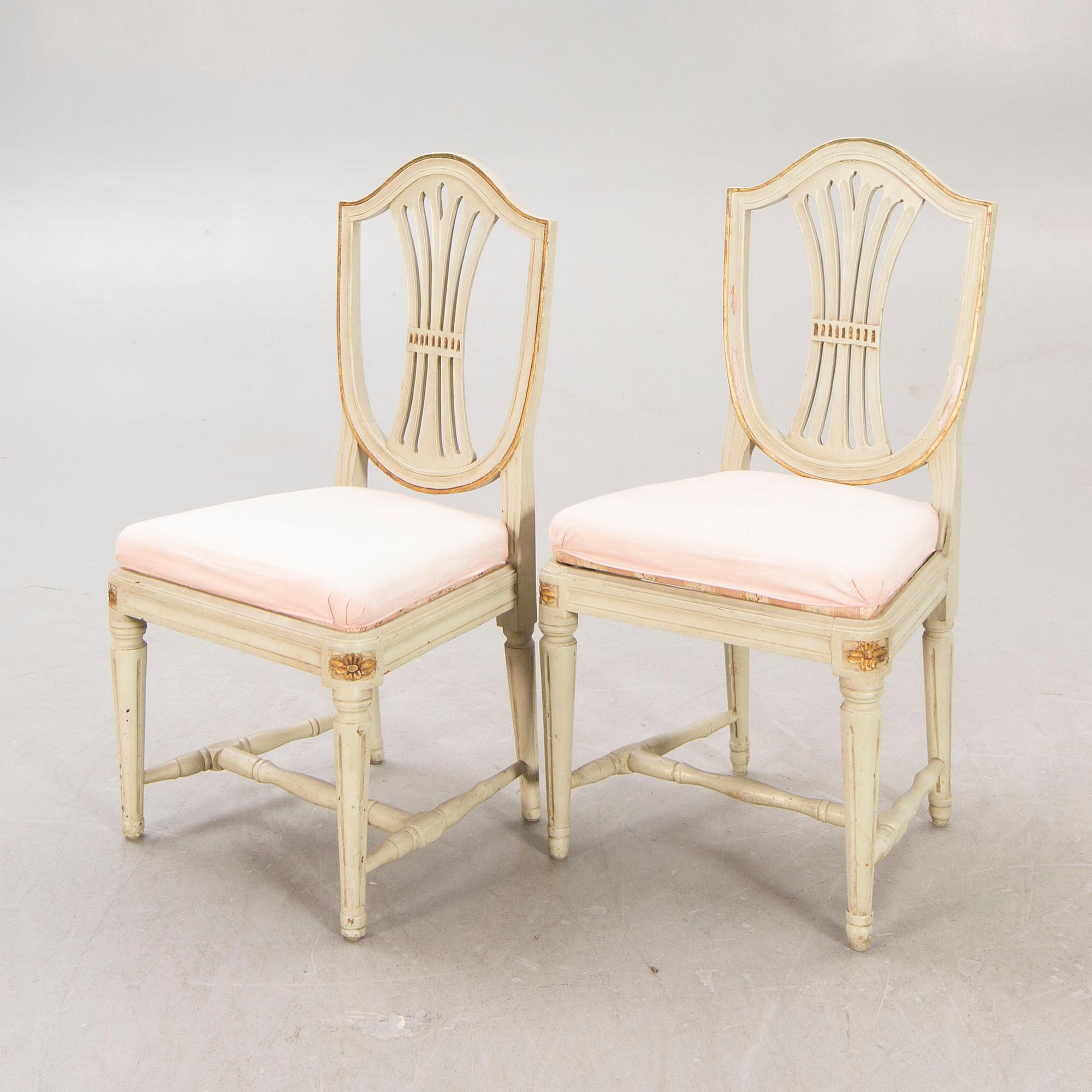 A öpair of painted Gustavian chairs.
