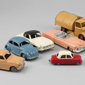 MODELLBILAR, 11 st, Dinky Toys och Lesney, omkring 1900-talets mitt.