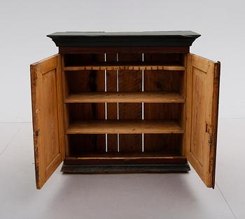 ÖVERSKÅP, allmoge, 1800-talets första hälft.