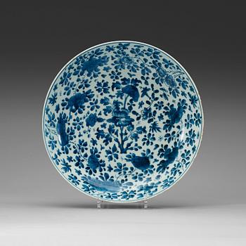 474. A blue and white charger, Kangxi (1664-1722).