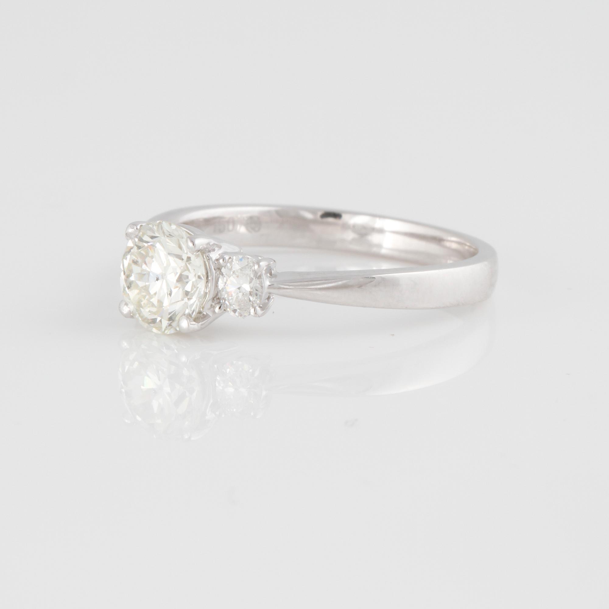 RING, med briljantslipad diamant 0.88 ct samt 2 ovalslipade små diamanter.