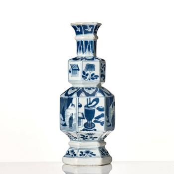 A blue and white vase, Qing dynasty, Kangxi (1662-1722).