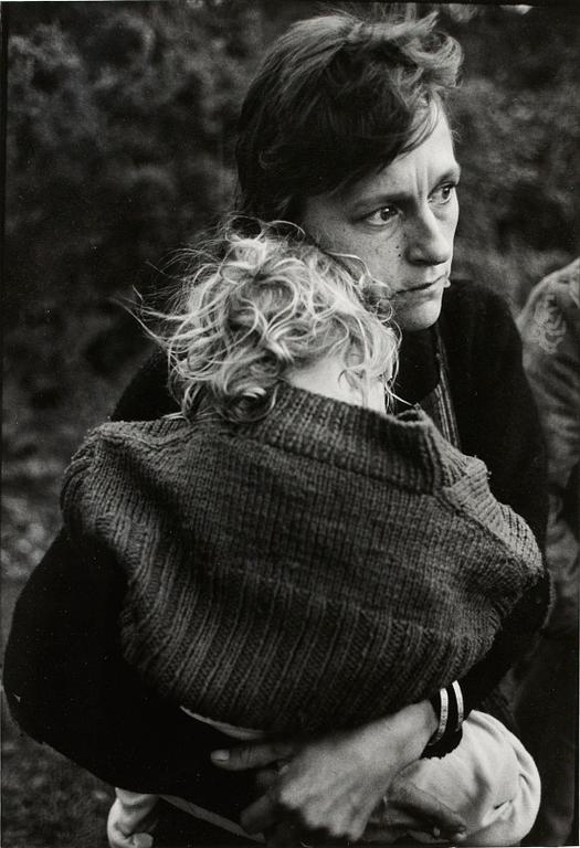 CATHARINA GOTBY, fotografi, 1984. Stämpel a tergo Copyright CINA GOTBY, samt påskrift med blyerts "Greenham Common 1984".