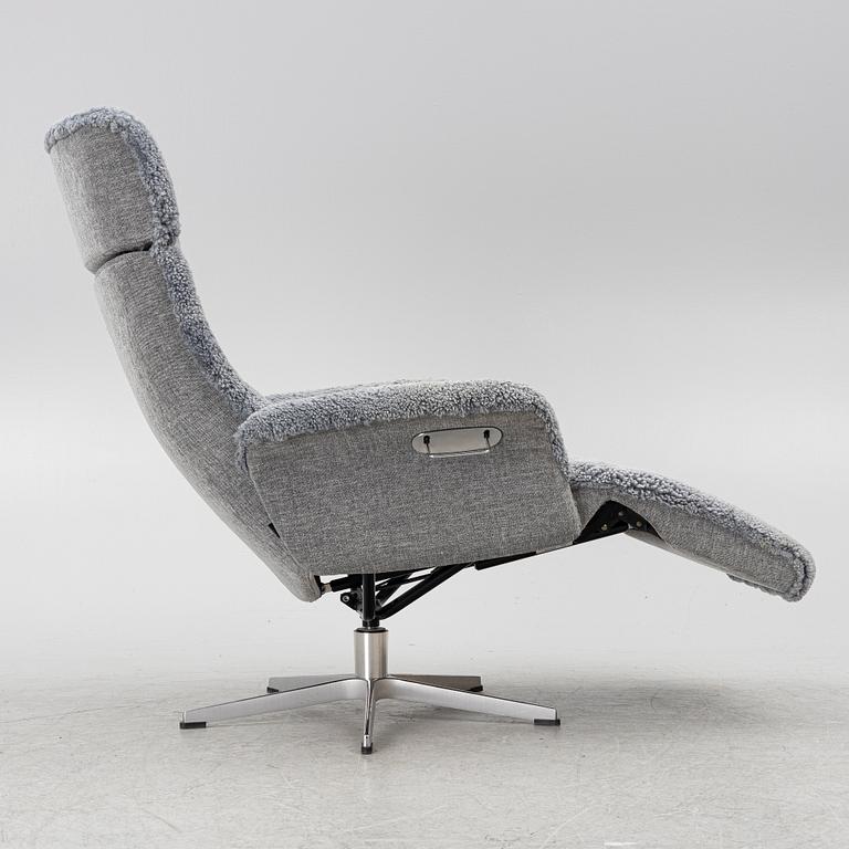 A 'Master' recliner, Conform.