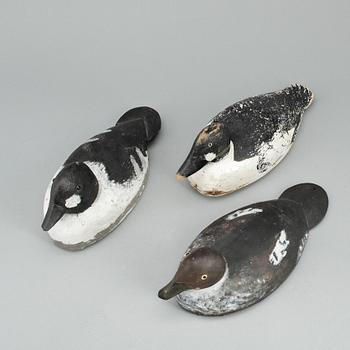 VETTAR, 3 st, målat trä, 1900-tal.