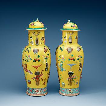 A pair of yellow-ground jars with covers, Qing dynasty.