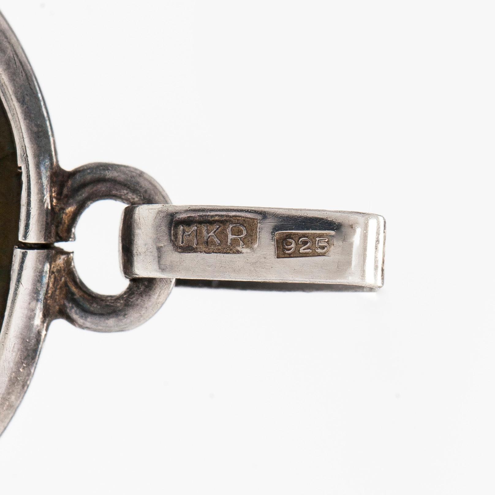 Riipus, hopeaa ja spektroliitti, Kaunis Koru, Helsinki.