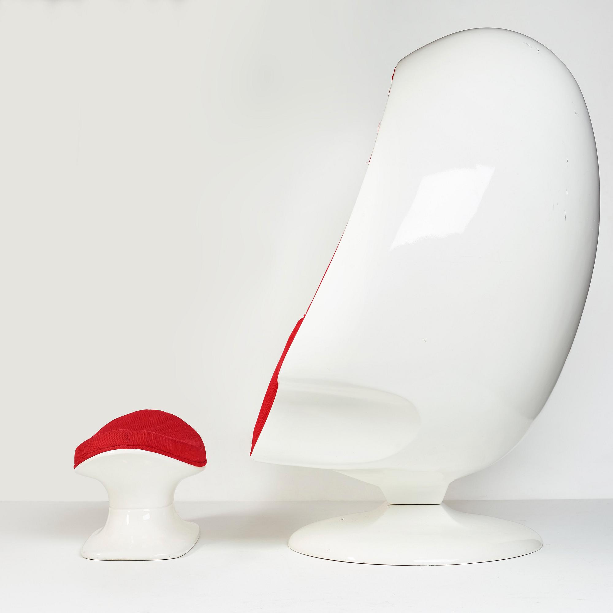 LEE WEST, an "Egg Chair" and ottoman, Lee West inc. USA 1970´s.