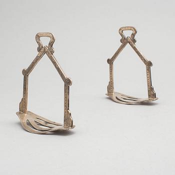 A PAIR OF 20TH CENTURY WHITE METAL STIRRUPS.