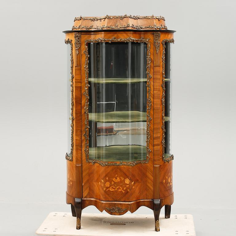 VITRINSKÅP, Louis XVI-stil, 1900-talets första hälft.