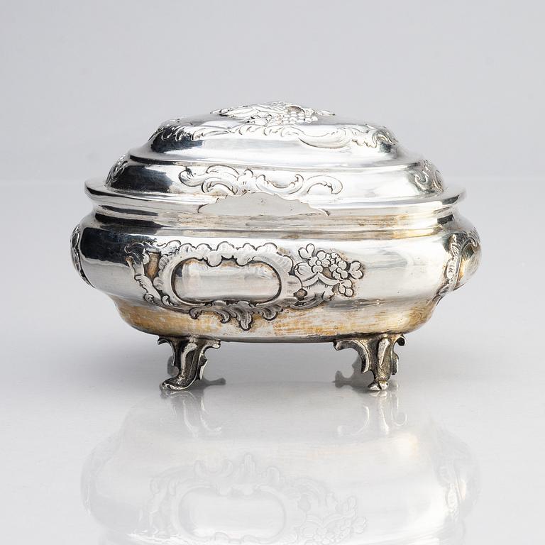 A Russian 18th century silver sugar-box, unknown makers mark FG, alderman Fyodor Petrov (1759-1784), Moscow 1781.