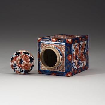 An imari tea caddie, Qing dynasty, Kangxi (1662-1722).