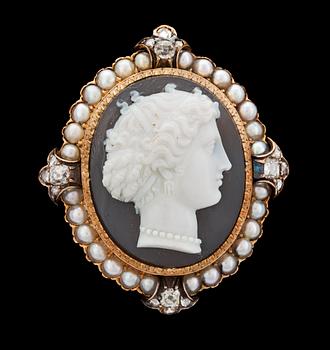 1046. A carved agate cameo, diamond and natural pearl brooch, c. 1880's.