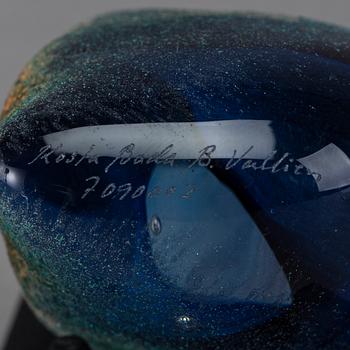 BERTIL VALLIEN, konstglas. "Huvud" signerad samt nr 7090002. Samt BOK "HUVUDBOK BERTIL VALLIEN".