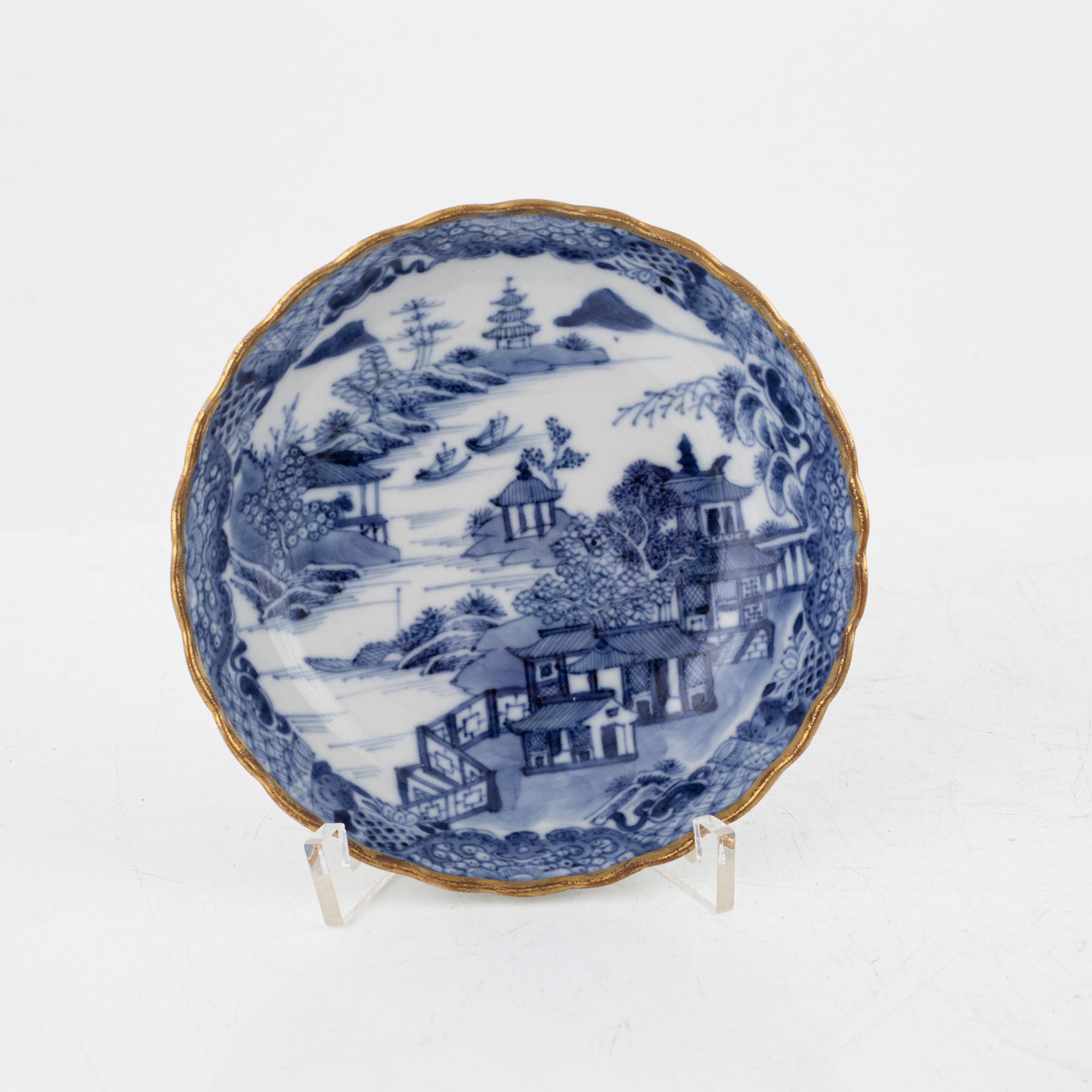 Skålfat, två stycken, tekoppar, två stycken samt kaffekopp och tre fat, porslin, Kina, Qingdynastin, 1700-tal.