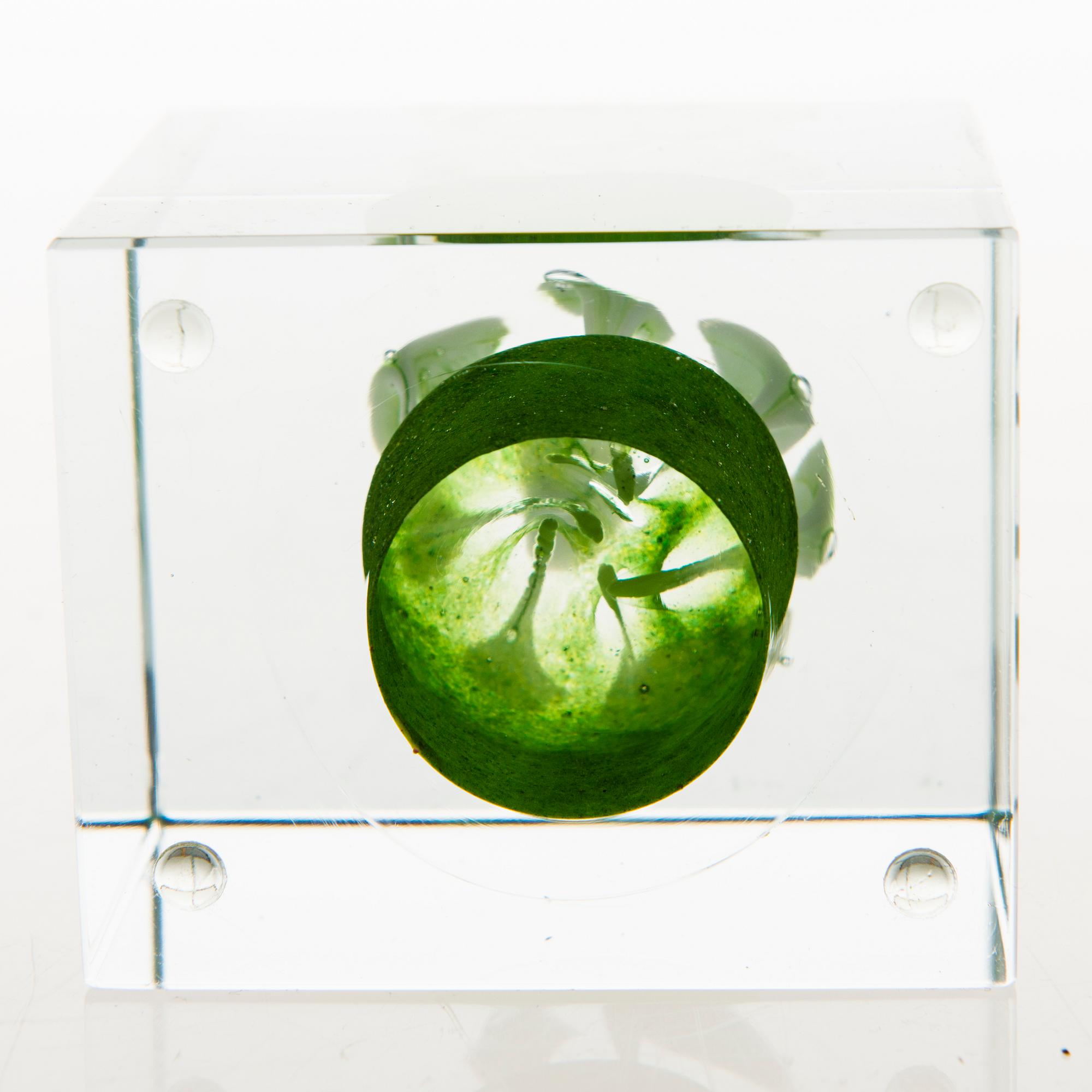 OIVA TOIKKA, an annual glass cube signed Oiva Toikka Nuutajärvi 1992, numbered 287/2000.