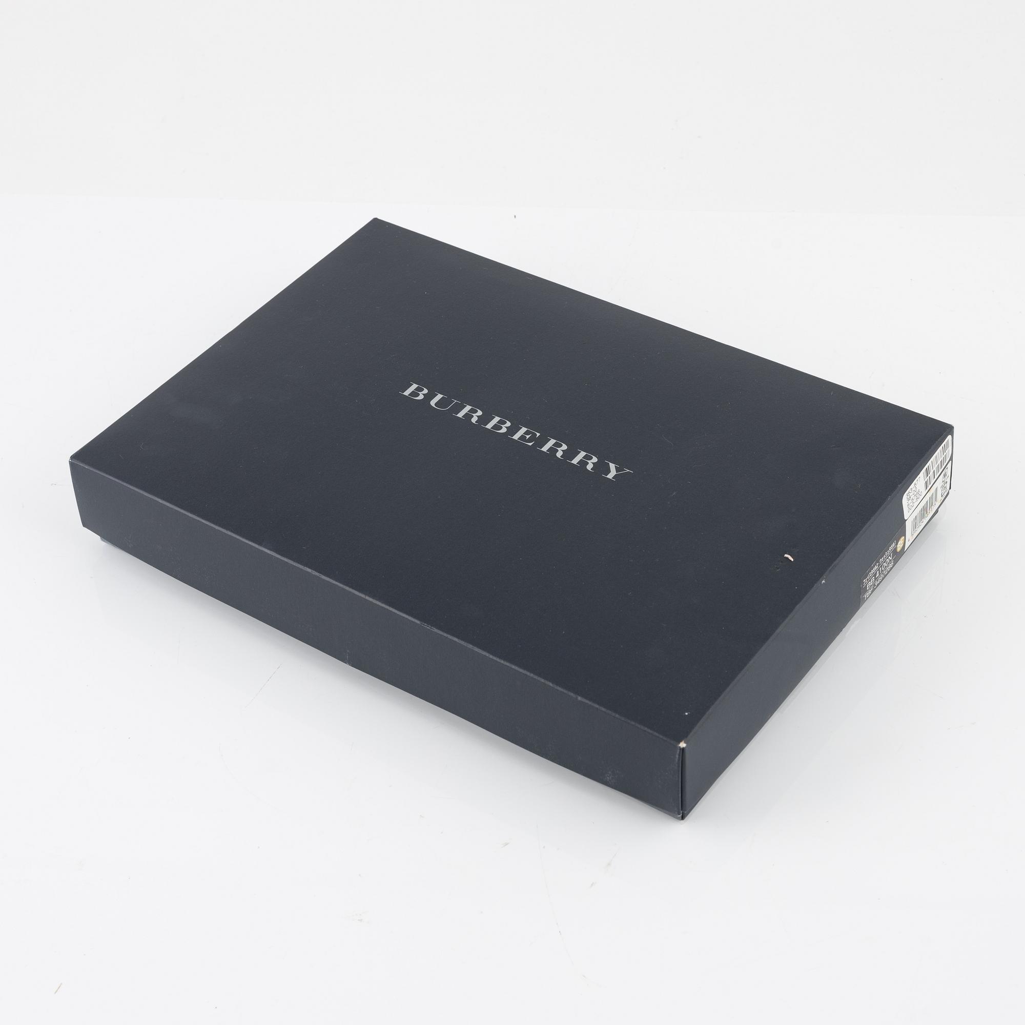Burberry, a set of three towels.