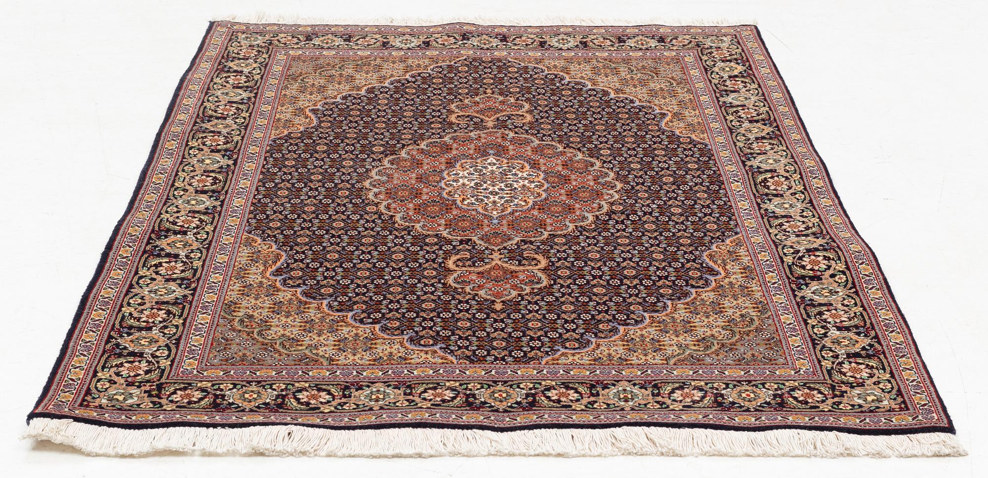An oriental rug, ca 148 x 103 cm.