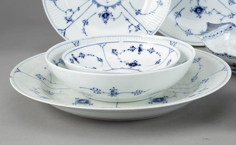 SERVIS, 96 delar, porslin, "Musselmalet", Royal Copenhagen, 1900-talets andra hälft.