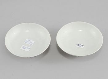 SKÅLAR, 2 st, porslin, Kina, 1900-tal, märkta med Yongzheng sex karaktärers märke.