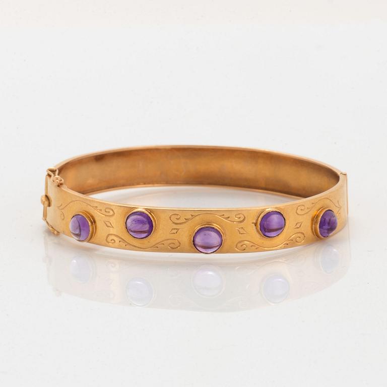 Armring 18K guld med cabochonslipade ametister.