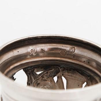 Bordssurtout samt ett par behållare, silver, Paris 1819-38. Empir.