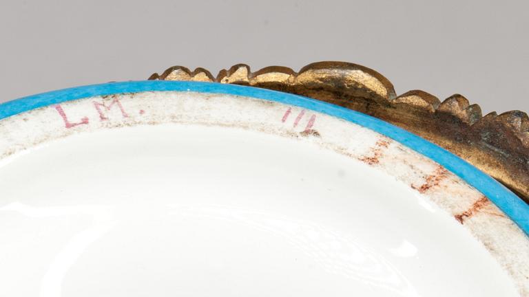 LOCKURNA, porslin och förgylld brons, Louis XVI-stil, Frankrike, sent 1800-tal.