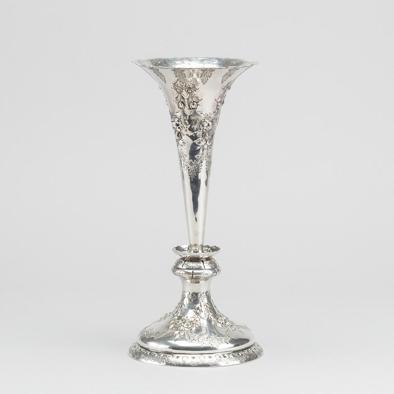 A SILVER VASE FROM SHEFFIELD, England, 19th century, weight ca 490g.