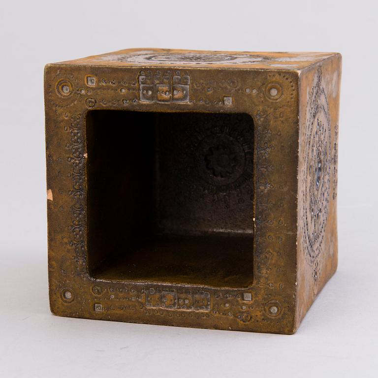 RUT BRYK, MALJAKKO, kivitavaraa, "Talo", signeerattu Bryk.