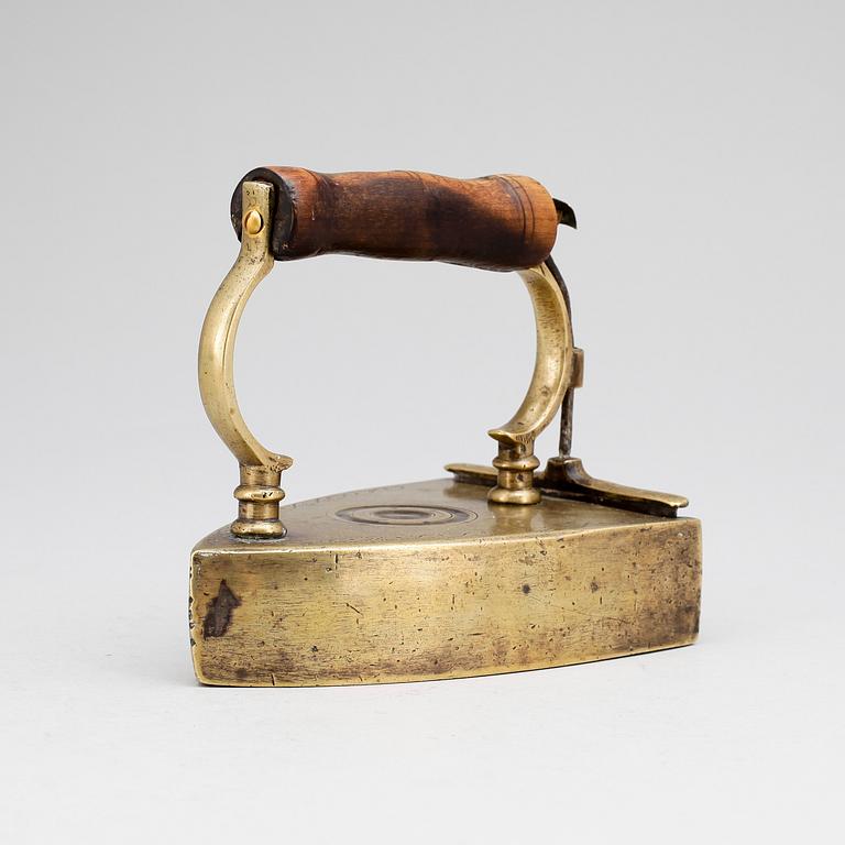 STRYKJÄRN, mässing, bär märkning, 1800-tal.