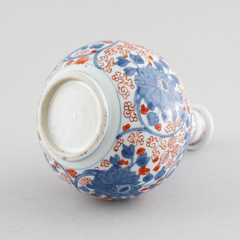 A Chinese 18th century porcelain vase.