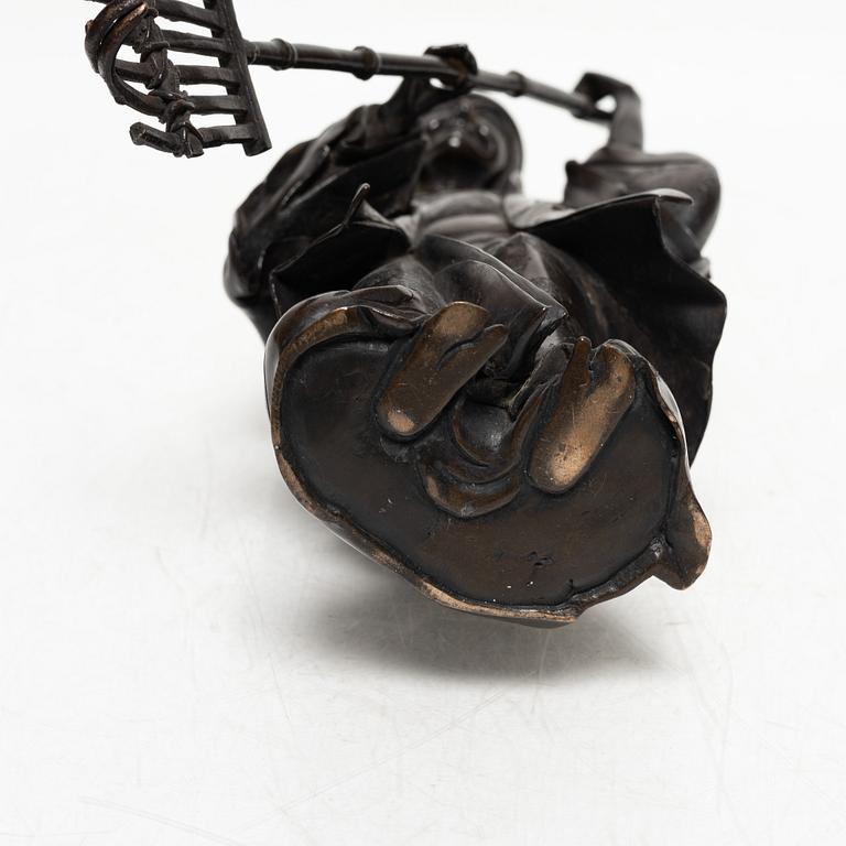 A Japanese bronze sculpture, of a gardener, Meiji period (1868-1912).