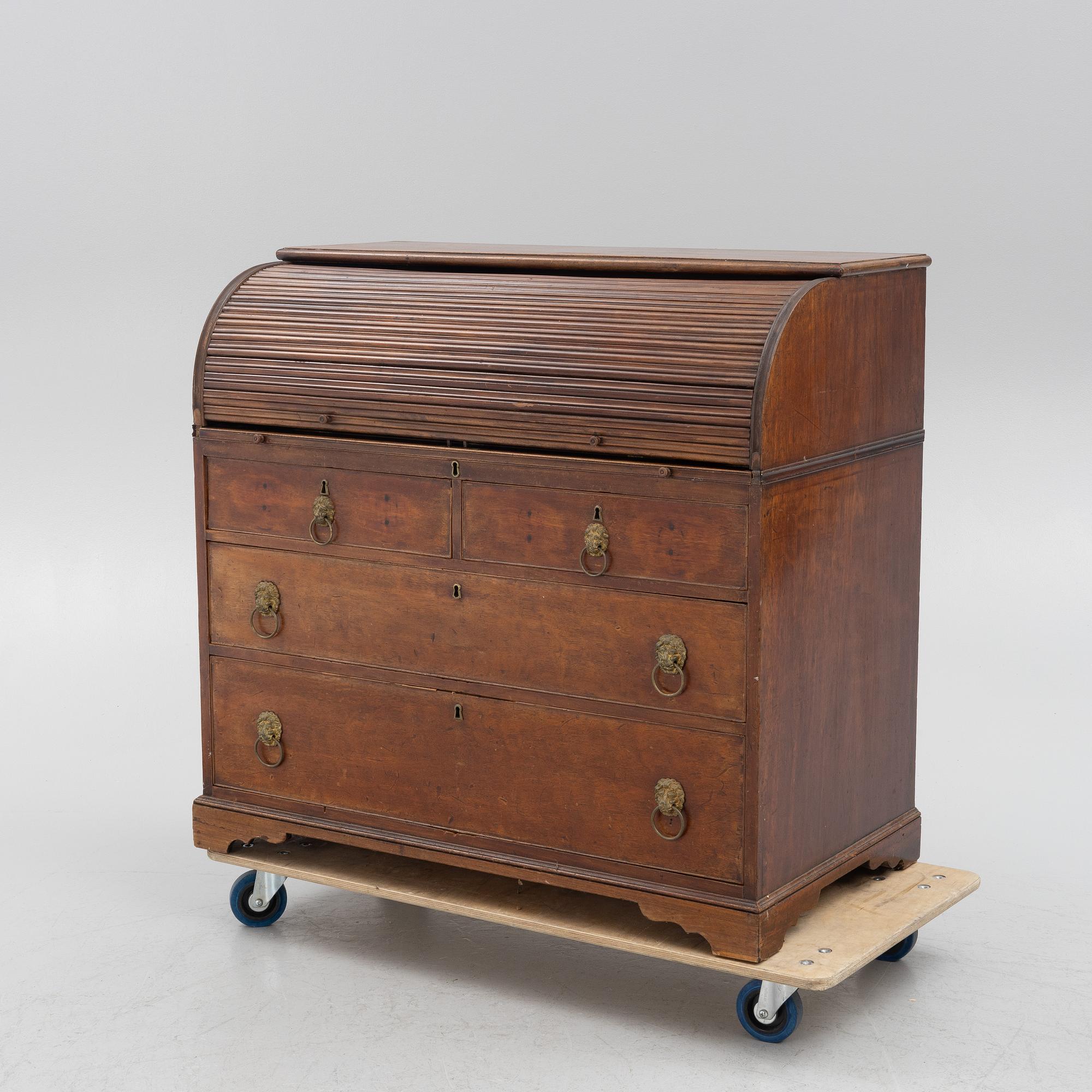 A chest of drawers, 19th Century.