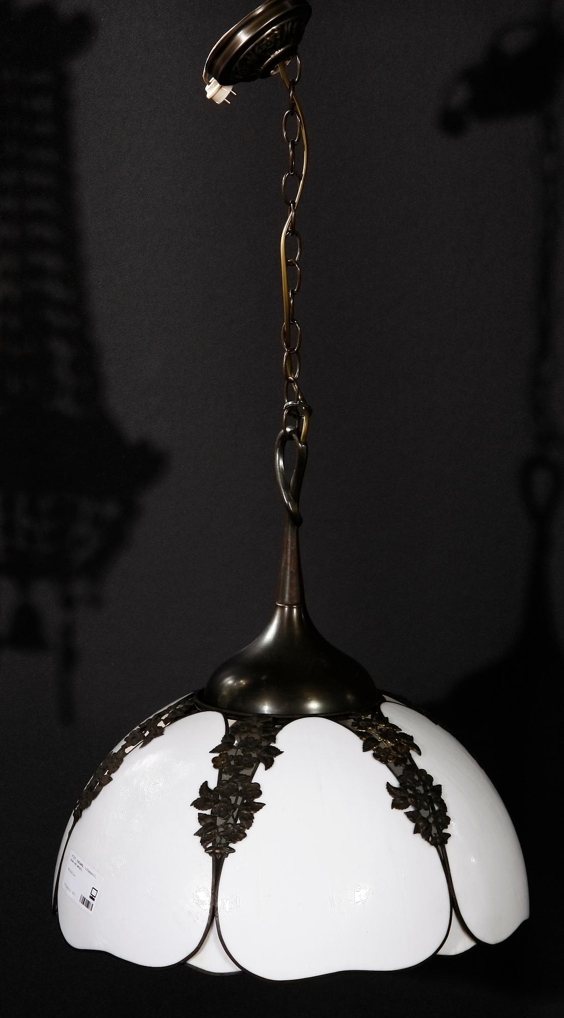 TAKLAMPA, tiffanystil, glas och metall.