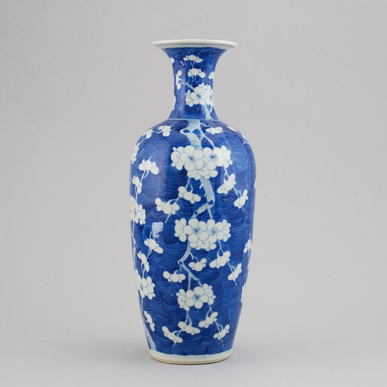 Vas, porslin. Qingdynastin, sent 1800-tal.