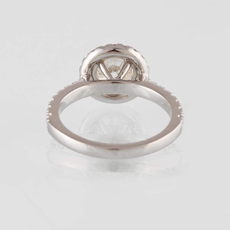 RING, 18K vitguld med en briljantslipad diamant 1.44 ct samt små briljantslipade diamanter 0.50 ct. Vikt 4,6 gram.