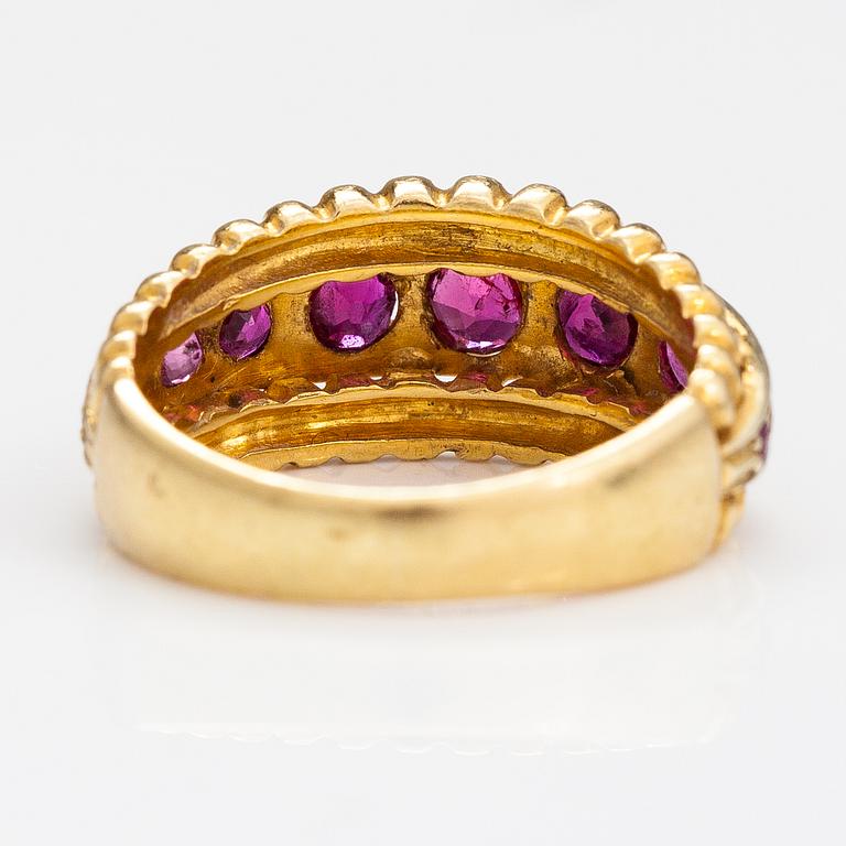 An 18K gold ring with rubies. Italy, finnish import marks.