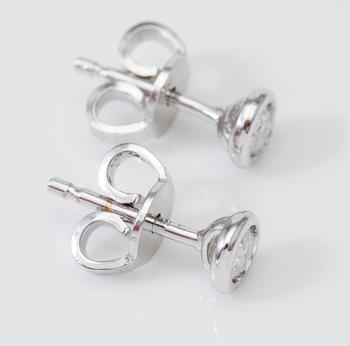 ÖRHÄNGEN, 1 par, solitära briljantslipade diamanter totalt ca 0,20 ct.