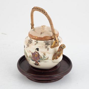 A Satsuma ware tea pot, Japan, Meiji (1868-1912), signed.