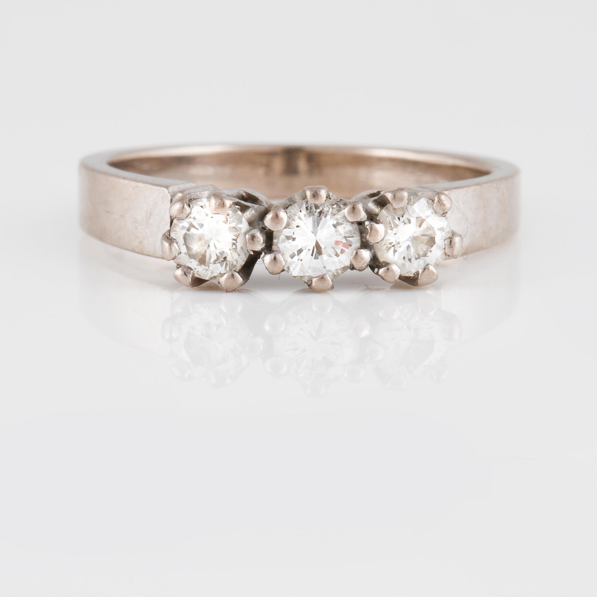 RING, 18K vitguld med 3 briljantslipade diamanter 0.45 ct, kattfotstämplad. Vikt 3,9 gram.
