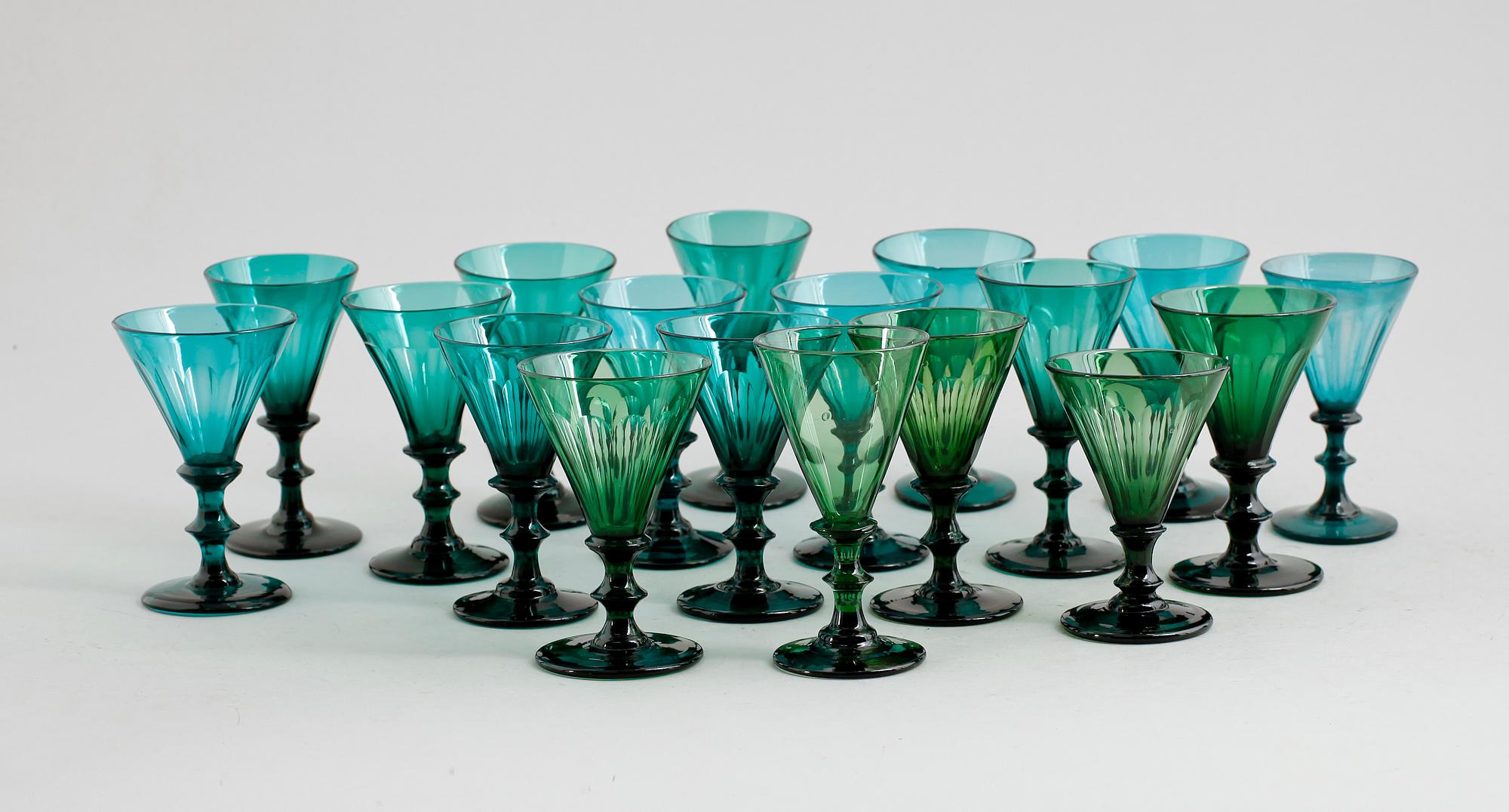 VINGLAS, 18 st snarlika, sekelskiftet 1900.